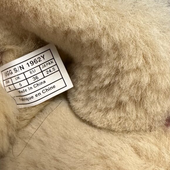 Uggs Women's Boots Size 6 Bailey Triplet 3 Button Sherling Style Chestnut - Picture 10 of 10